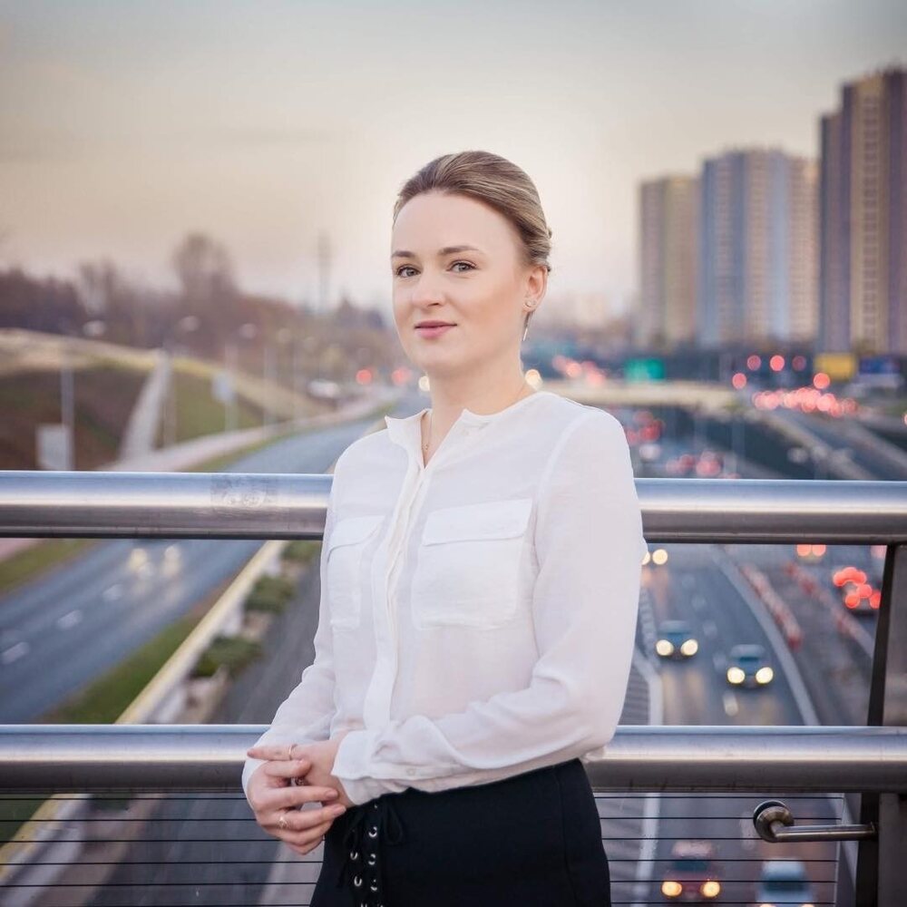 Martyna Gabryszewska — pośrednik nieruchomości, portret profesjonalny